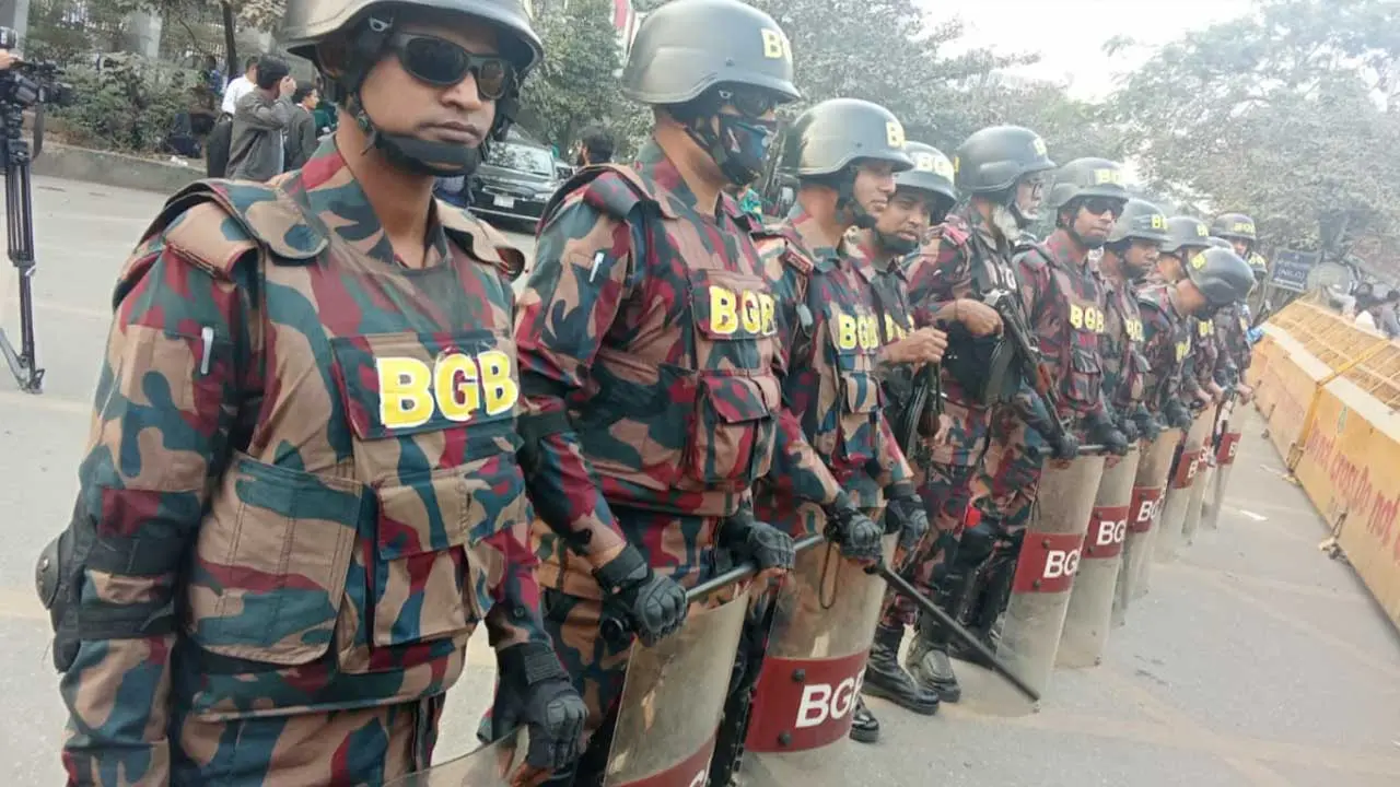 ইসির সামনে বিজিবি মোতায়েন
