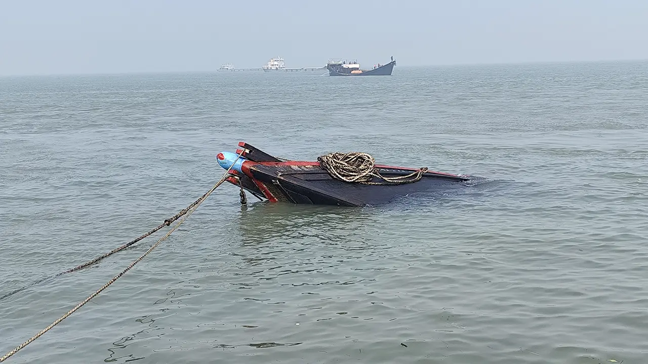 কার্গো জাহাজের ধাক্কায় ৩০০ মণ লবণসহ ডুবে গেল নৌকা