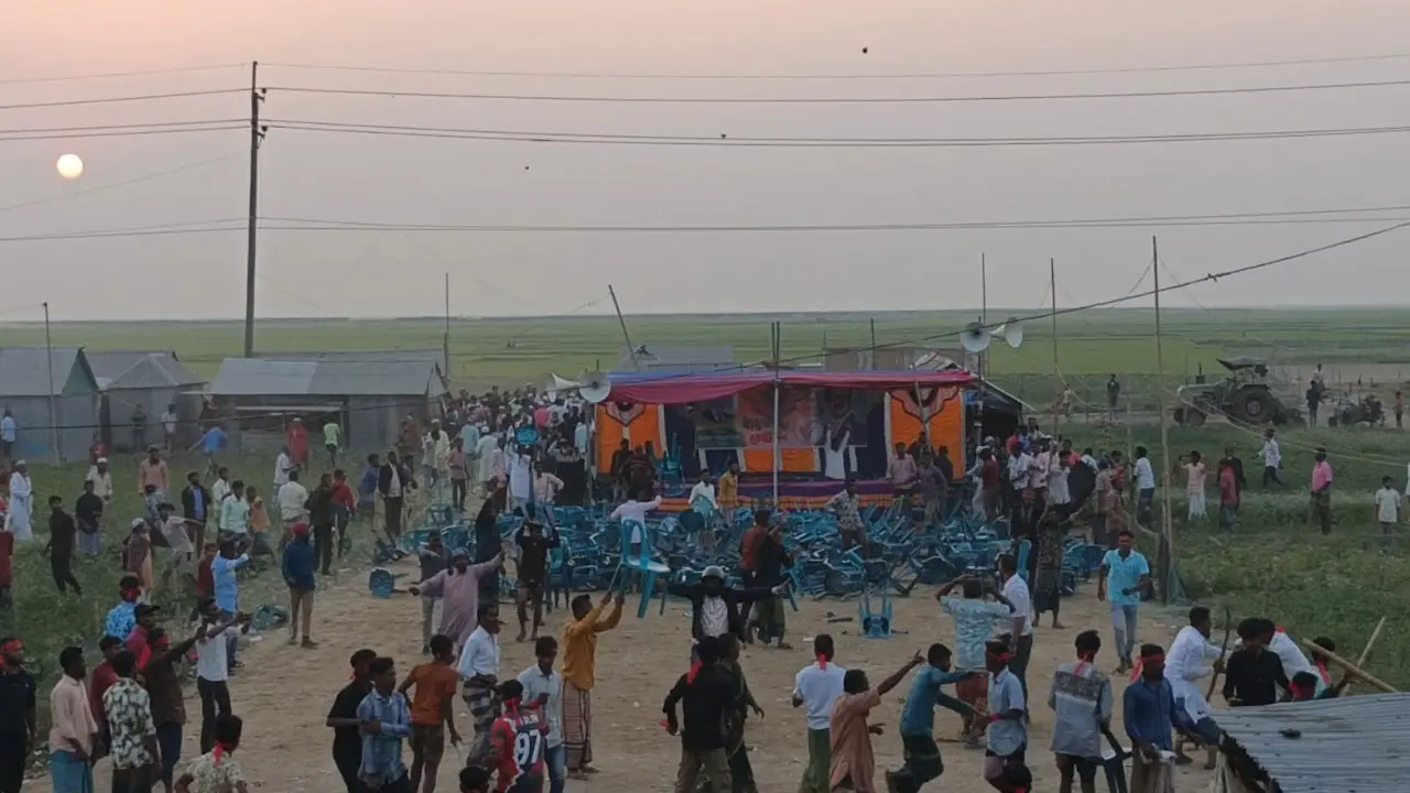 বিএনপির নির্বাচনী জনসভায় চেয়ার দখল নিয়ে সংঘর্ষ, আহত ২০