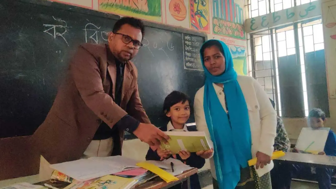 নতুন বইয়ে উচ্ছ্বাস প্রাথমিকের শিশুদের, অপেক্ষায় মাধ্যমিক শিক্ষার্থীরা