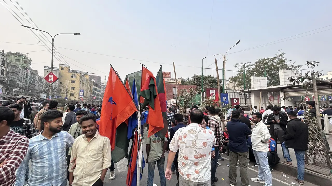 বিপিএল ফাইনাল দেখতে মিরপুরে সমর্থকদের ঢল