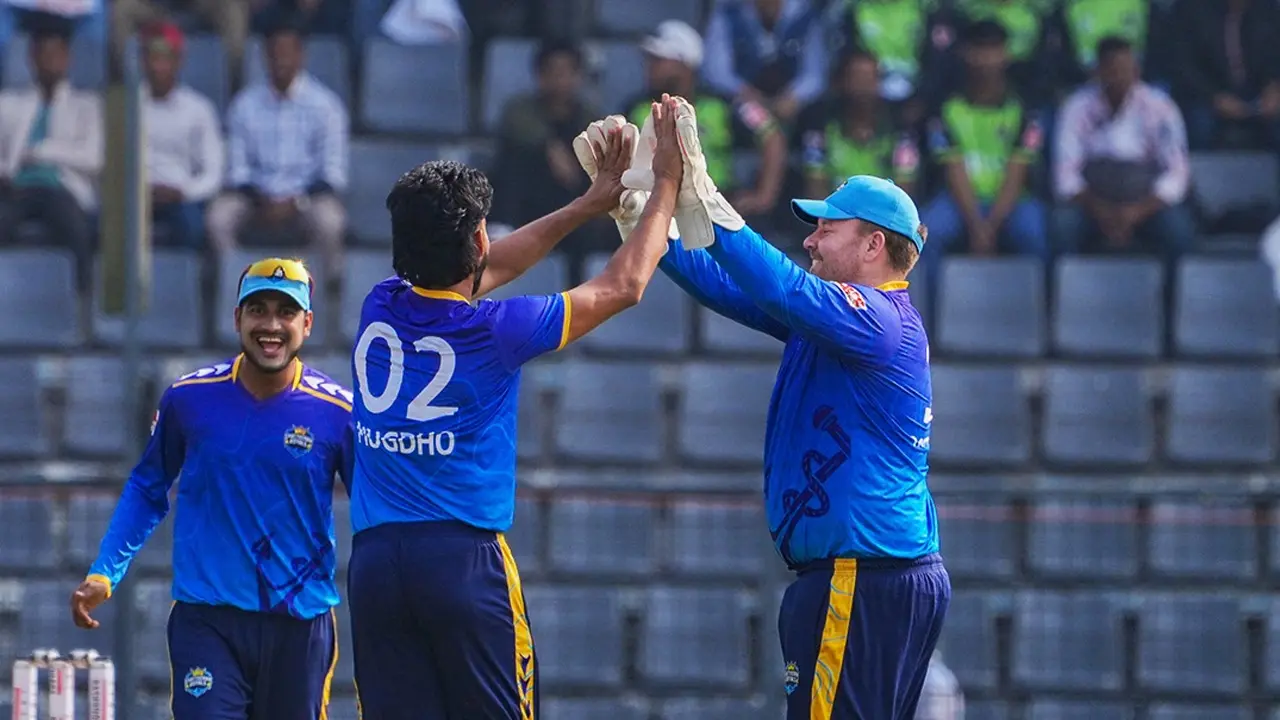 মাঠে না গিয়ে টিম হোটেলে অবস্থান ক্রিকেটারদের
