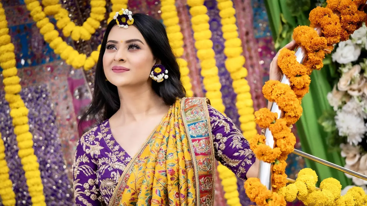 হলুদের সাজে দ্যুতি ছড়ালেন বুবলী
