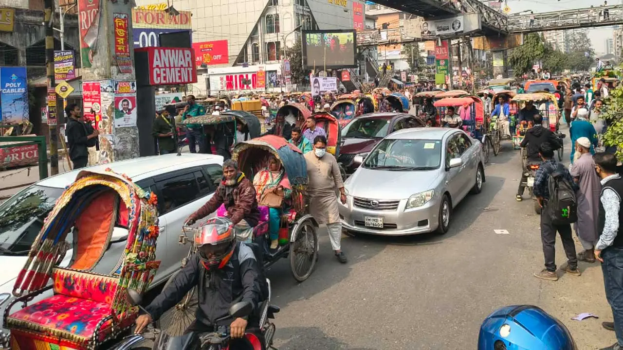 নিউমার্কেট এলাকায় যান চলাচল শুরু