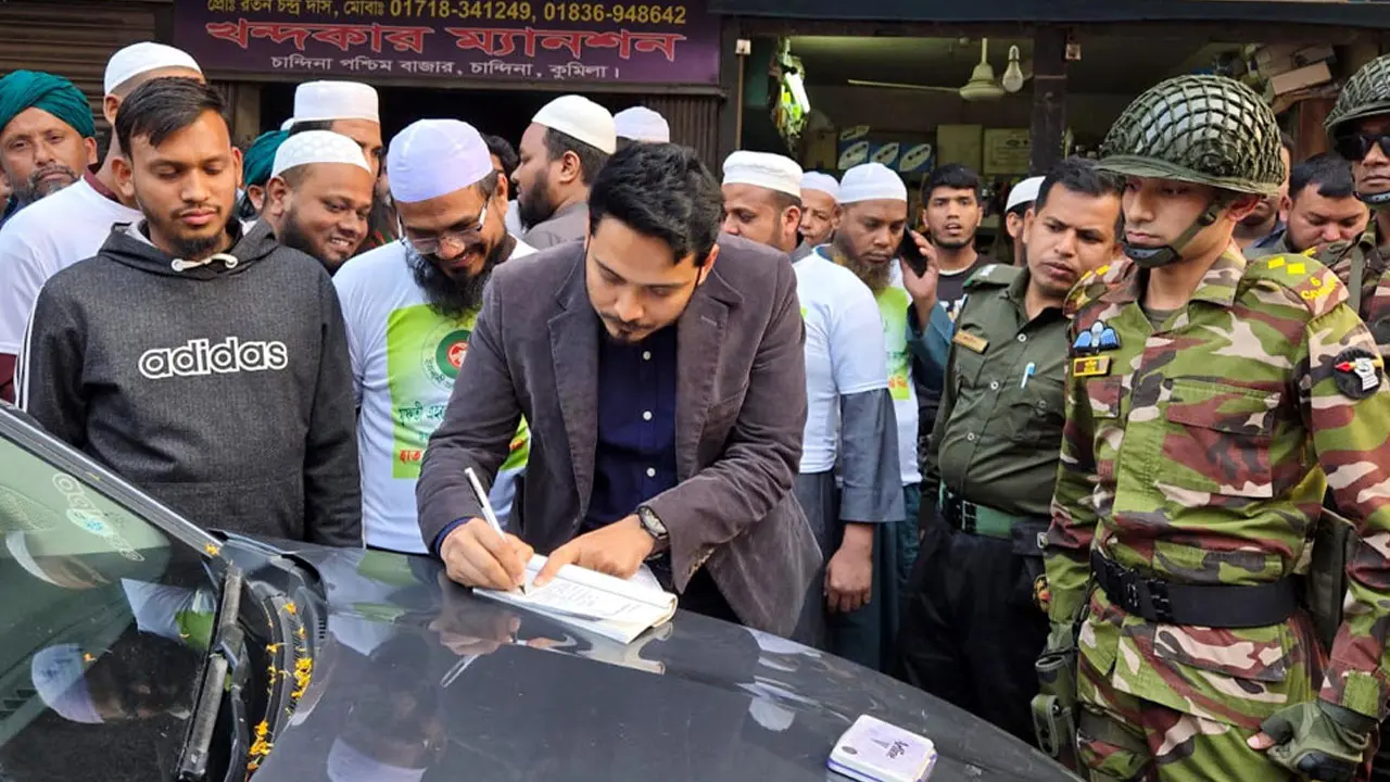 প্রতীক পেয়েই শোডাউন, কুমিল্লায় হাতপাখার প্রার্থীকে জরিমানা