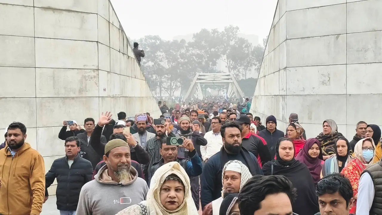 খালেদা জিয়ার কবর জিয়ারত করতে নেতাকর্মীদের ঢল