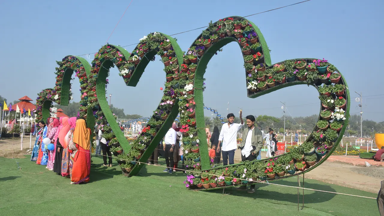 দেশি-বিদেশি ফুলে রাঙা চট্টগ্রামের ডিসি পার্ক, নজর কাড়ছে জিপলাইন