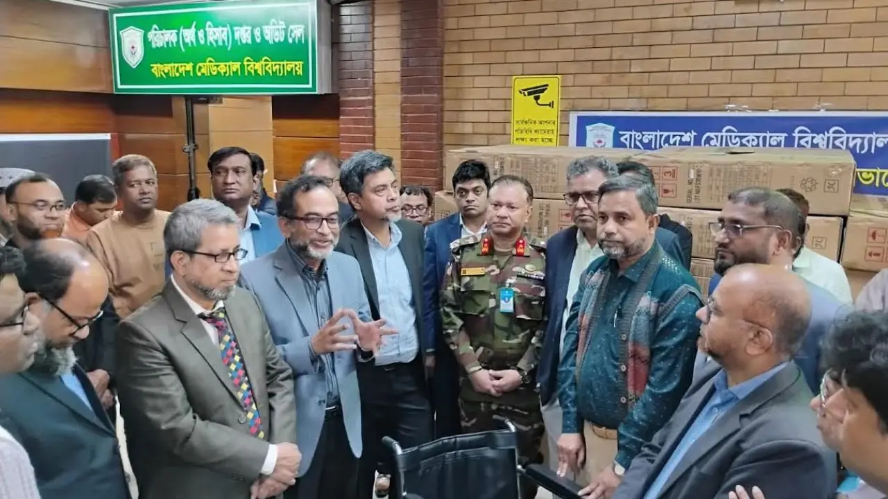 রোগীদের সেবায় ২৫টি হুইলচেয়ার দিলেন ‘পদবঞ্চিত’ বিএমইউ চিকিৎসকরা