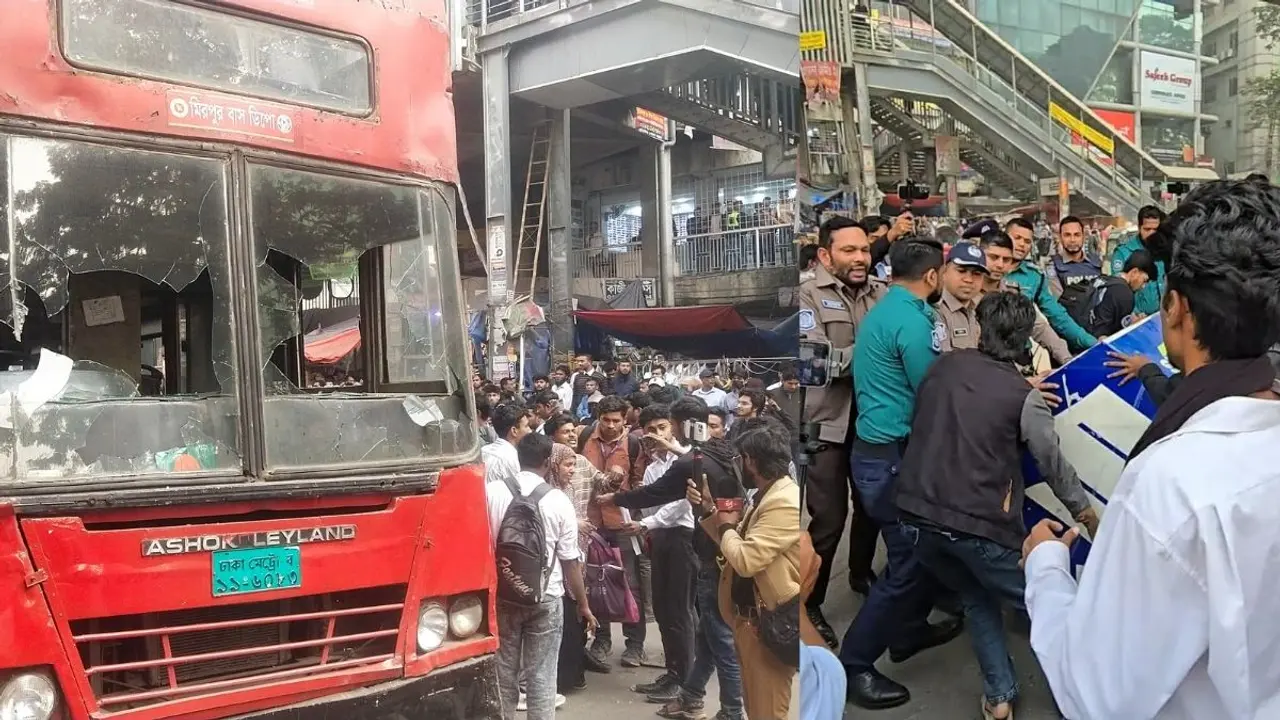 সাকিবুল হত্যার বিচার চেয়ে ফার্মগেট অবরোধ, বাস ভাঙচুর
