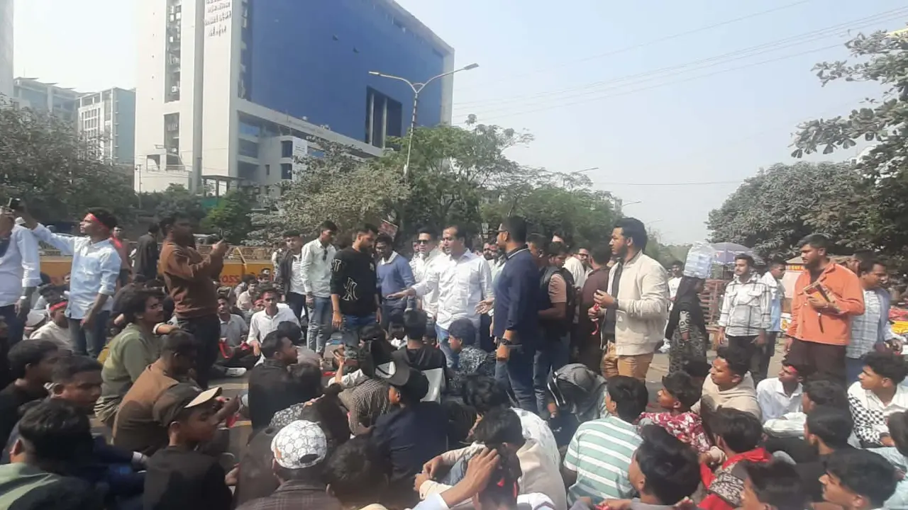 দুই ঘণ্টা ধরে ইসির সামনে সড়কে বসে ‘ঘেরাও কর্মসূচি’ পালন করছে ছাত্রদল