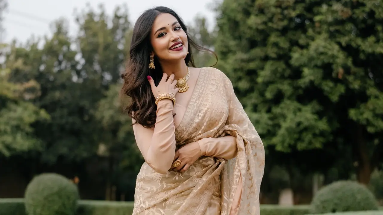 মায়ের শাড়িতে নস্টালজিক তাসনিয়া ফারিণ