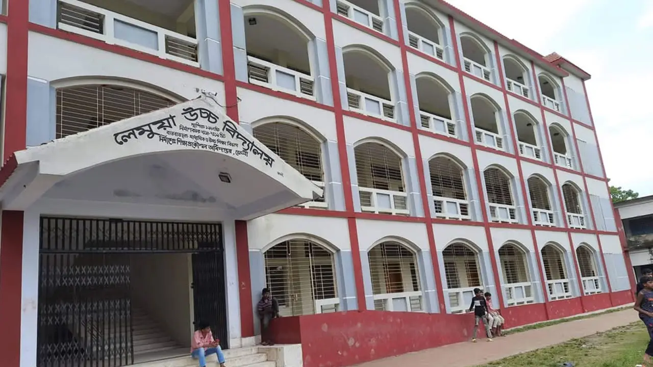 ফেনীতে বিদ্যালয়ে দুর্বৃত্তের আগুন