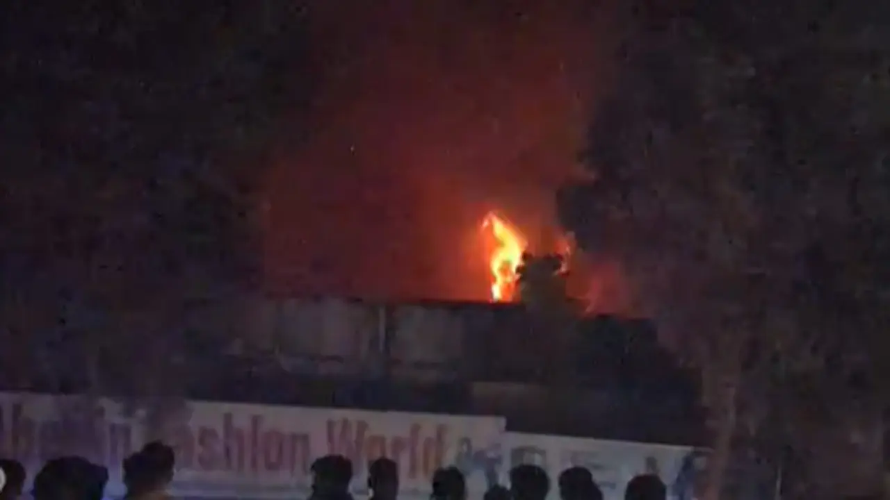 নতুন বাজারে মার্কেটে আগুন, নিয়ন্ত্রণে ৪ ইউনিট