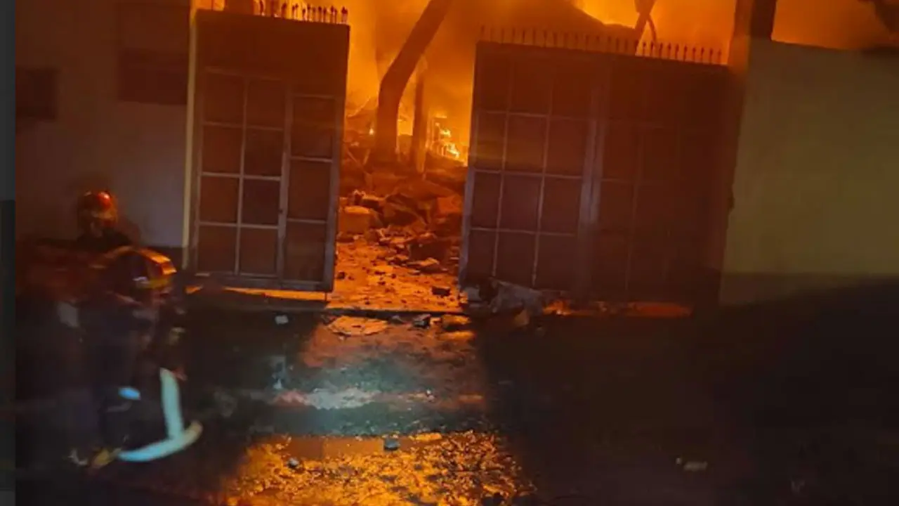 নারায়ণগঞ্জে মধ্যরাতে প্লাস্টিক কারখানায় আগুন, ৪ ঘণ্টায় নিয়ন্ত্রণে