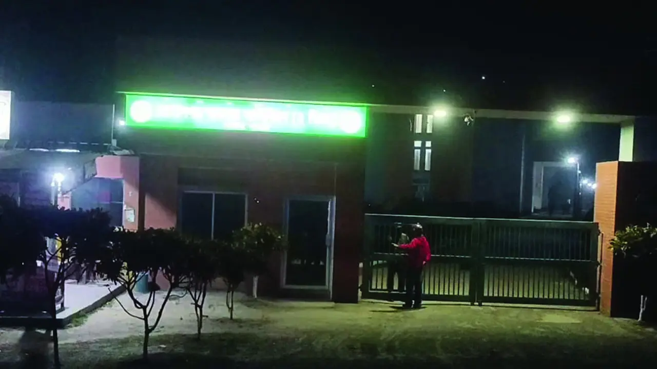 গোপালগঞ্জে আনসার ক্যাম্পে ককটেল নিক্ষেপ