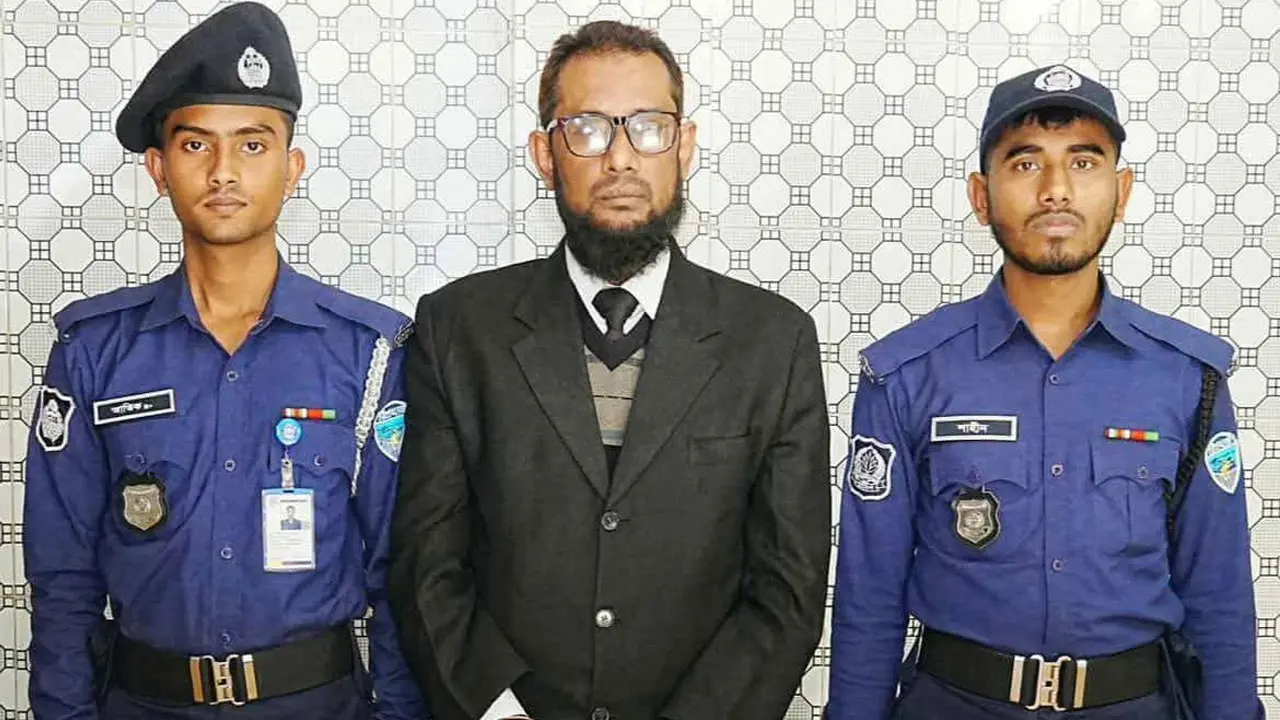 কুমিল্লায় বিদেশি পিস্তল-গুলিসহ জামায়াতপন্থী আইনজীবী আটক