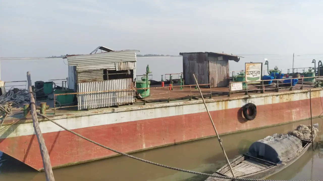 ৮ বছর ধরে তেলশূন্য ভাসমান ডিপো, বিপাকে কৃষকরা