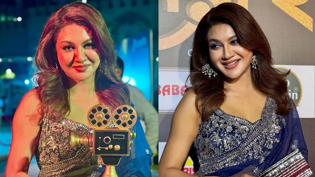 কলকাতায় জয়ার হাতে সেরা অভিনেত্রীর সম্মাননা