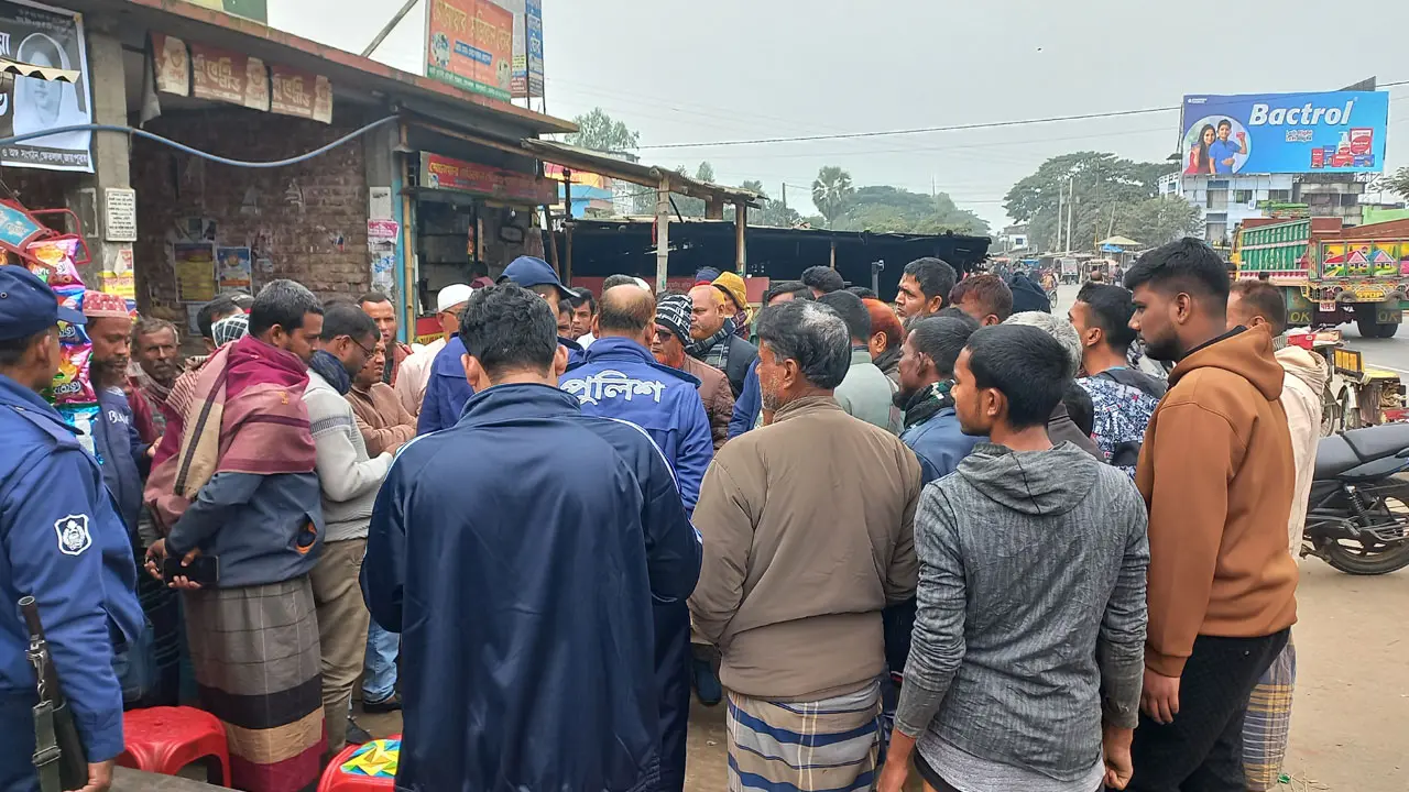 অধরা ৩ আসামি, ওসির অনুরোধে ফের মানববন্ধন স্থগিত