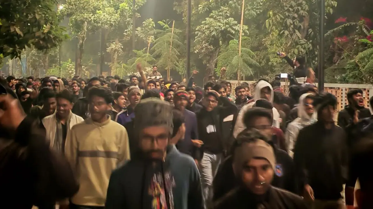 তিন দফা দাবিতে মধ্যরাতে খুবি শিক্ষার্থীদের বিক্ষোভ