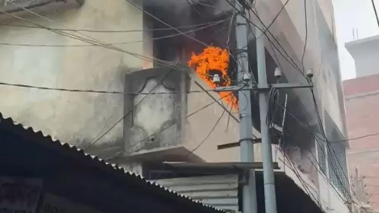 কুষ্টিয়ার বড়বাজার মার্কেটে আগুন