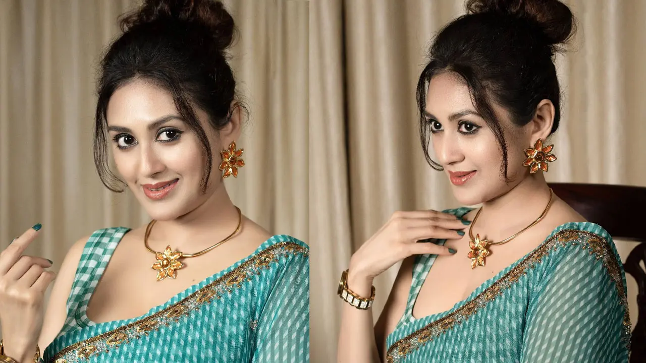 শাড়ি ও খোঁপা চুলে কুসুমের স্নিগ্ধতা