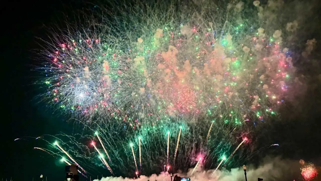 চোখ ধাঁধানো আতশবাজিতে নতুন বছরকে বরণ করলো পর্তুগালের লিসবন