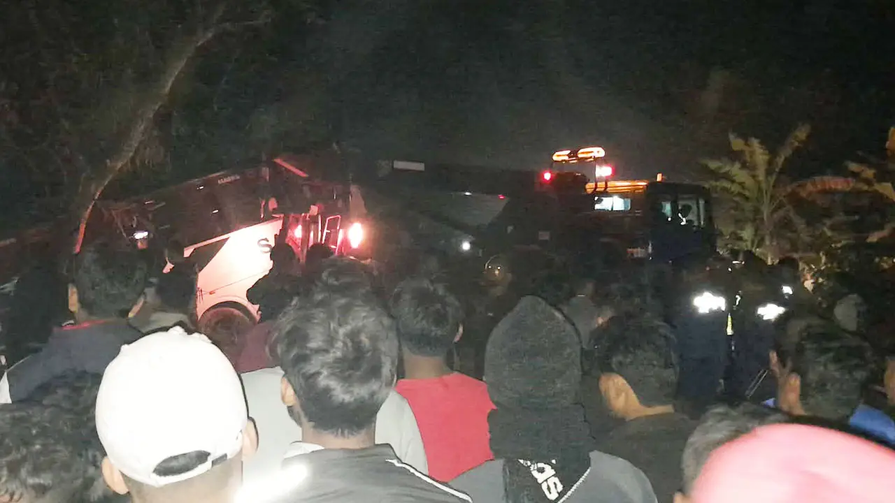মাদারীপুরে বাসচাপায় নিহত বেড়ে ৭, ঢাকা-বরিশাল মহাসড়কে যানজট
