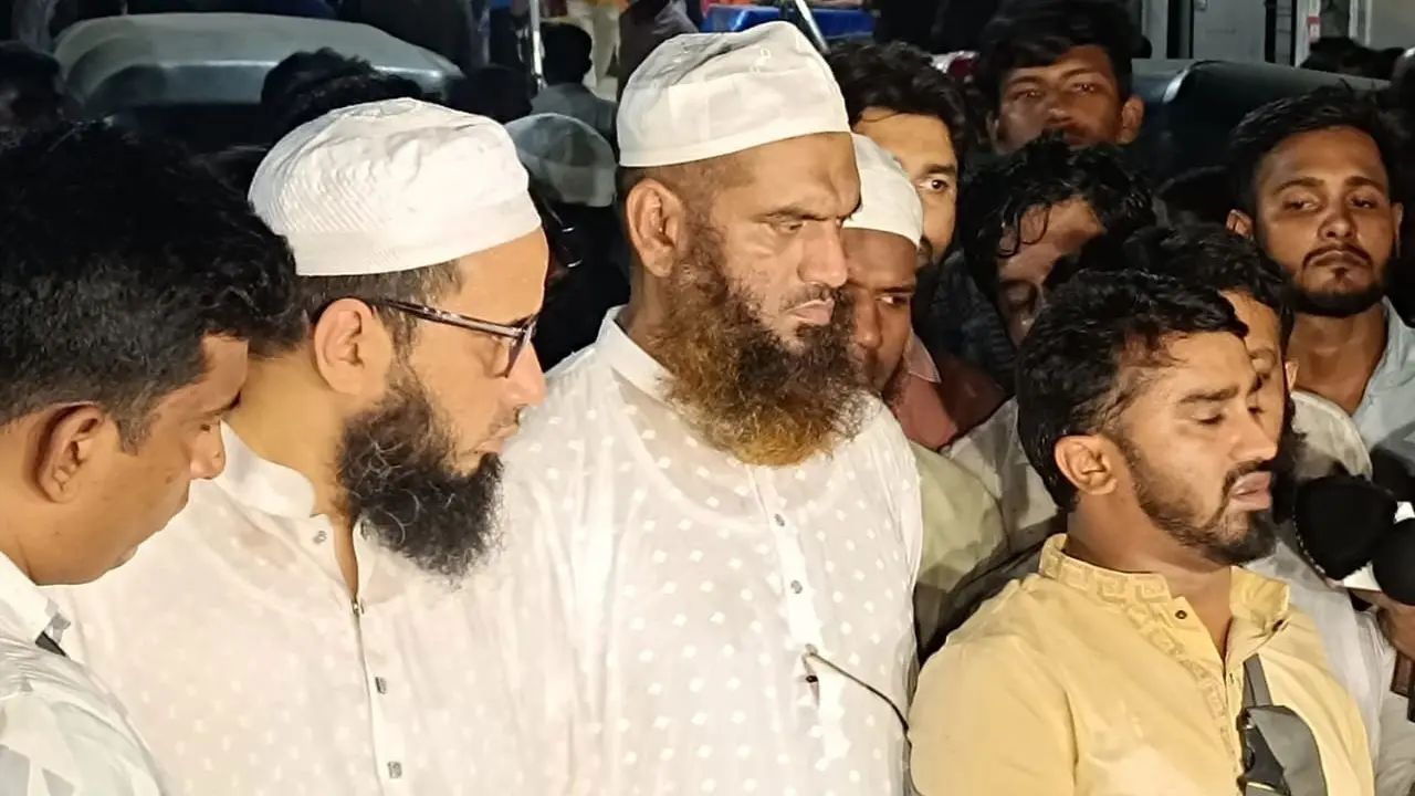 ইসির সামনে লিফলেট বিতরণ : মামুনুল হককে শোকজ