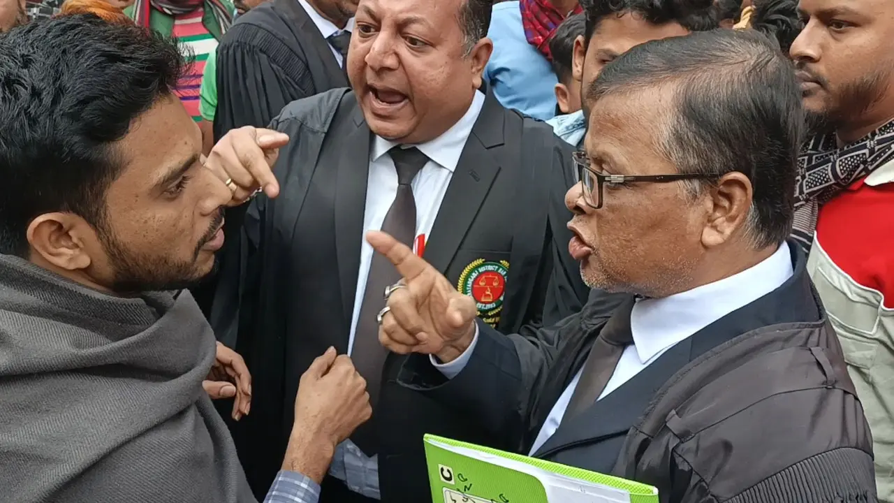 ছাত্রলীগ কর্মী সন্দেহে আদালত প্রাঙ্গণে যুবককে হেনস্তা, আইনজীবীদের বাধা