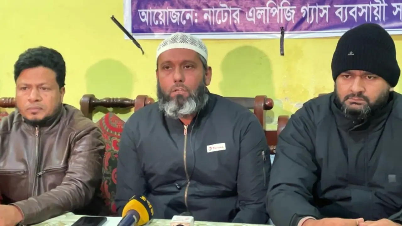 নাটোরে অনির্দিষ্টকালের জন্য এলপিজি গ্যাস সরবরাহ বন্ধের ঘোষণা