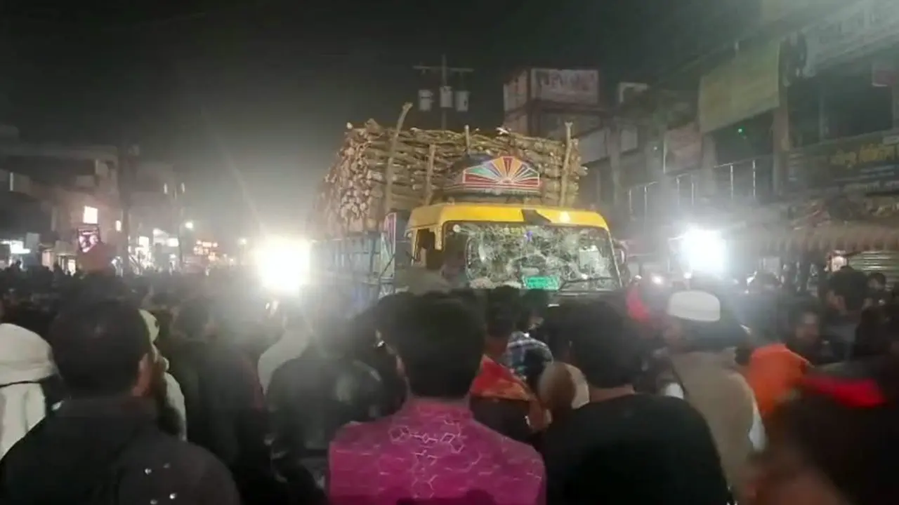 মোটরসাইকেল থেকে ছিটকে পড়ে ট্রাকচাপায় প্রাণ গেল মা-মেয়ের