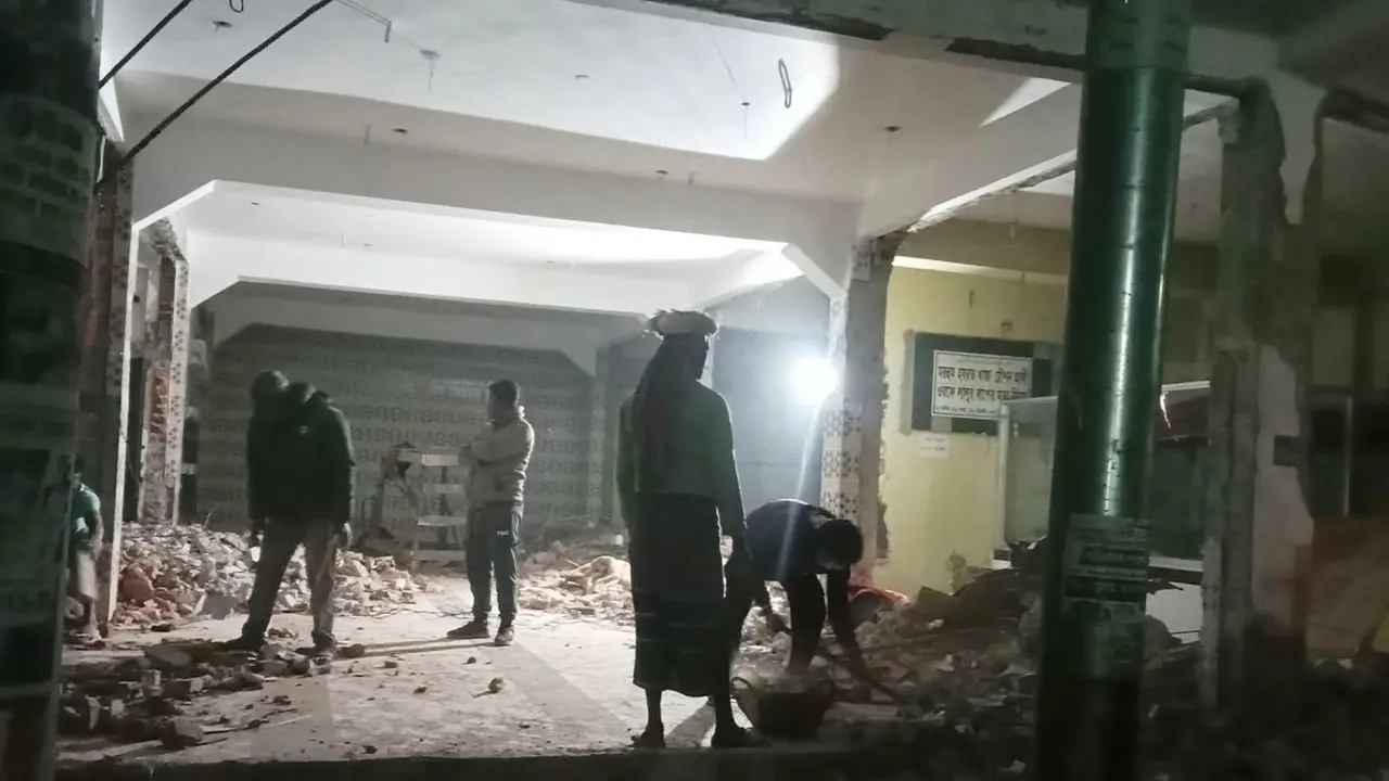 মসজিদ ভেঙে মার্কেট নির্মাণের অভিযোগে উত্তেজনা, স্থানীয়দের বাধায় কাজ বন্ধ