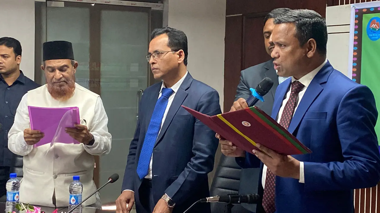 আদালতের রায়ে চেয়ারম্যান, ৪ বছর পর শপথ নিলেন জামায়াত নেতা