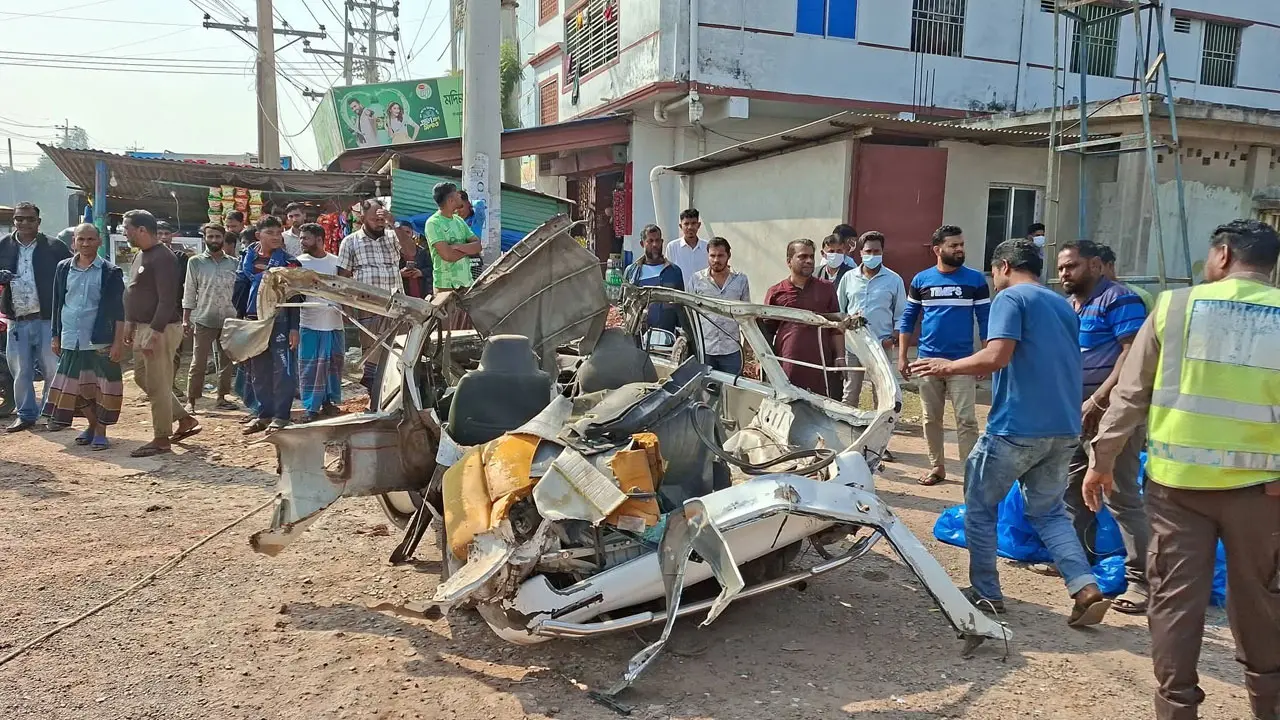 গ্যাস নেওয়ার সময় প্রাইভেট কারের সিলিন্ডার বিস্ফোরণ