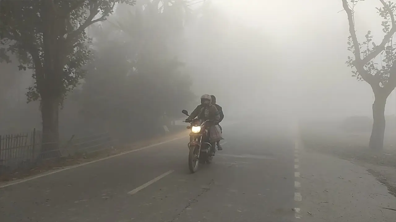 ঘন কুয়াশায় আচ্ছন্ন পঞ্চগড়, তীব্র শীতে বিপর্যস্ত জনজীবন
