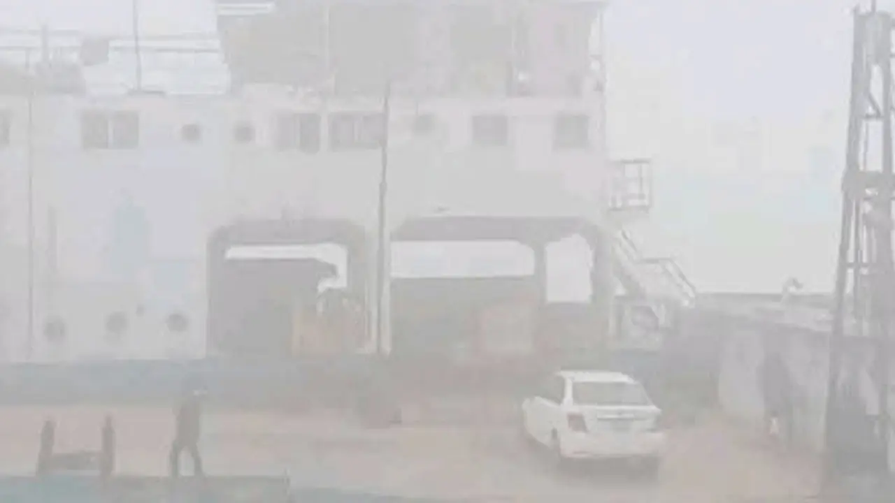 ঘন কুয়াশায় দৌলতদিয়া-পাটুরিয়া নৌরুটে ফেরি চলাচল বন্ধ