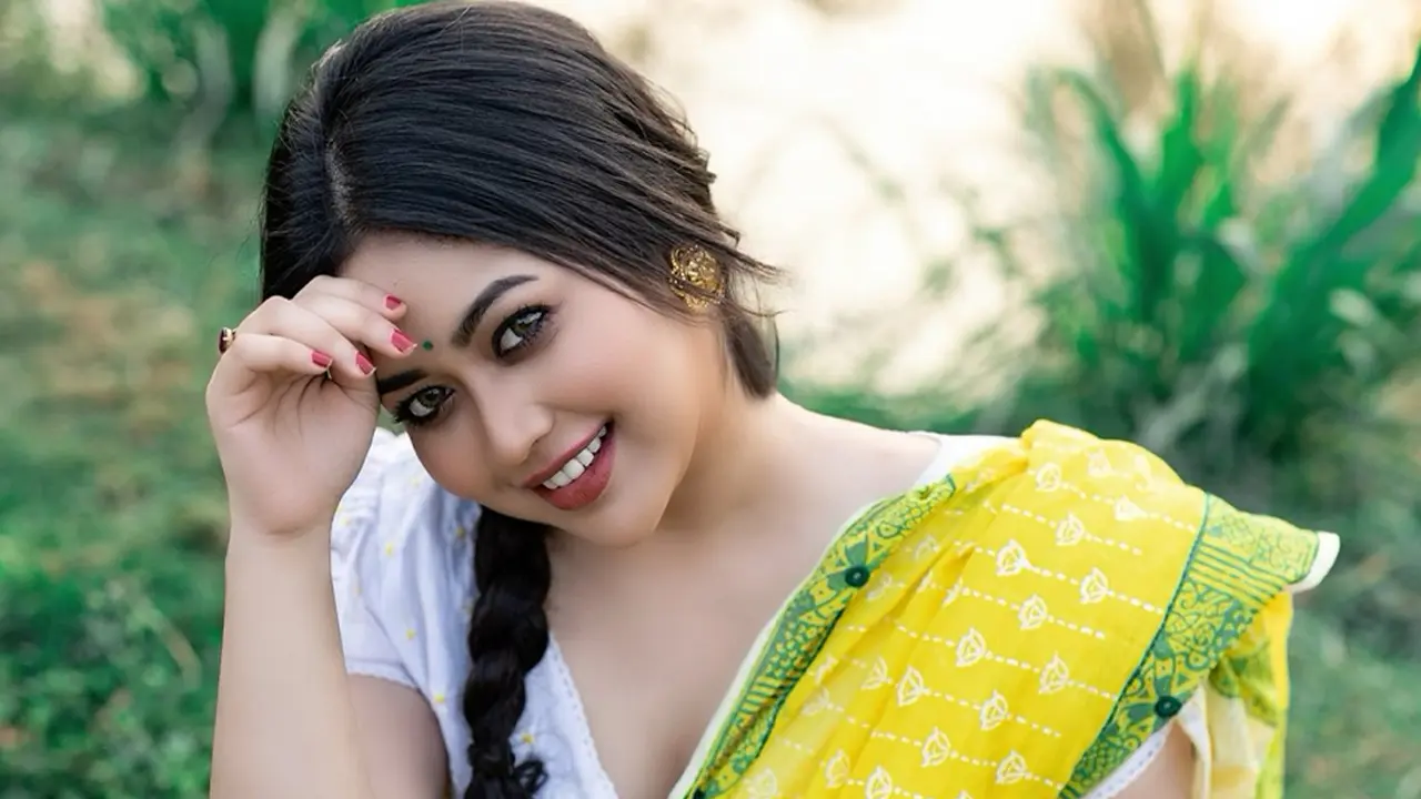 পুকুর পাড়ে হলুদ শাড়িতে ভাবনা