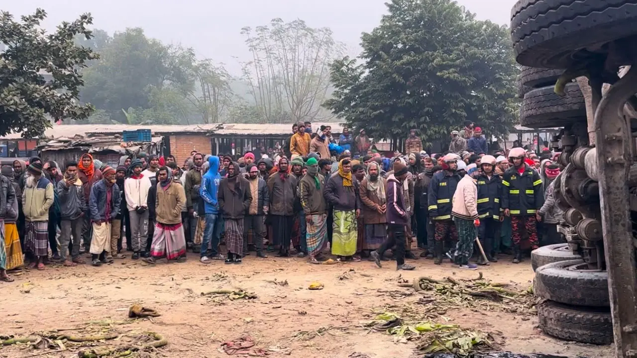 রাজশাহীতে ট্রাক উল্টে দুই পা বিচ্ছিন্ন রায়হান মারা গেছেন, নিহত বেড়ে ৫