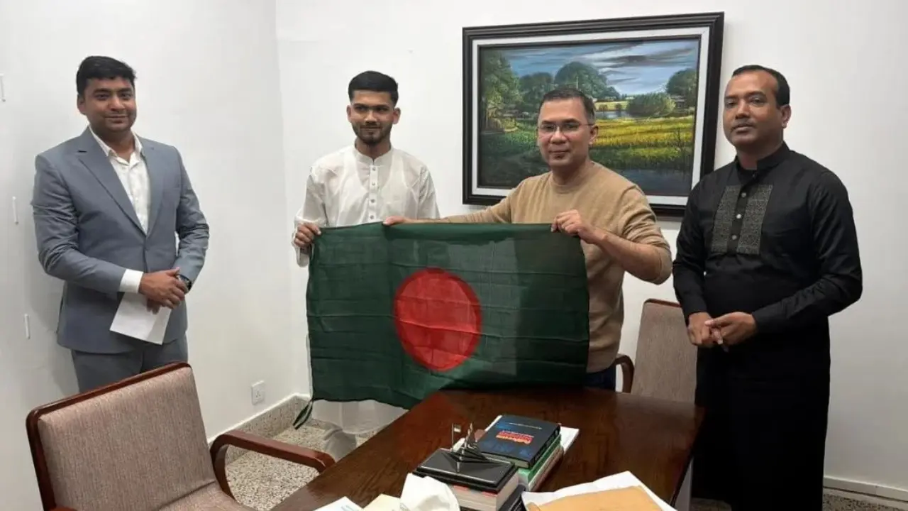তারেক রহমানকে জুলাইয়ে উড়ানো সেই পতাকা উপহার দিলেন ছাত্রদলকর্মী মুত্তাকিন