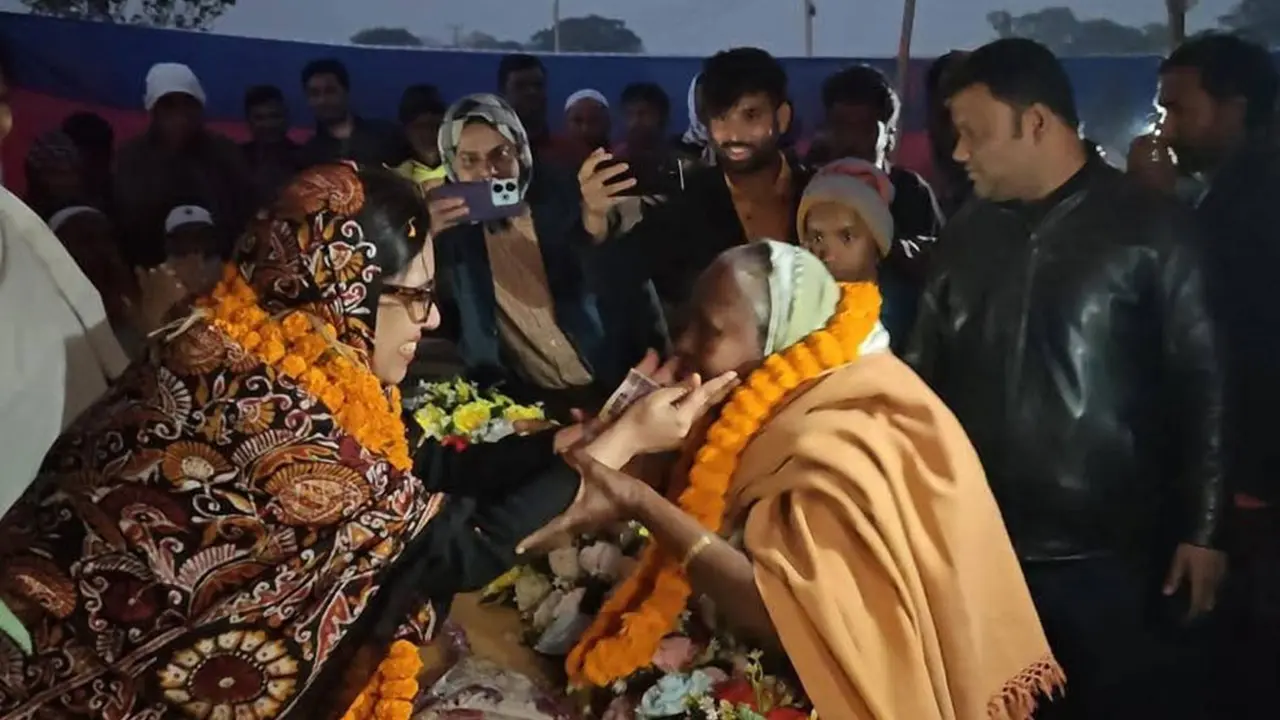 নির্বাচনে খরচ করতে রুমিন ফারহানাকে এক হাজার টাকা দিলেন বৃদ্ধা