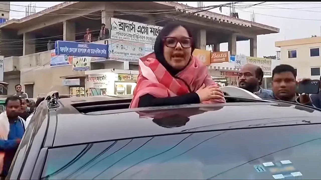 মঞ্চ ভাঙচুরের অভিযোগ রুমিন ফারহানার, গাড়ির ওপর দাঁড়িয়ে দিলেন বক্তব্য