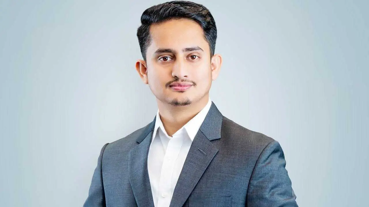 জোটপ্রধানকে স্বাগত জানিয়ে বিলবোর্ড করায় সারজিসকে কারণ দর্শানোর নোটিশ