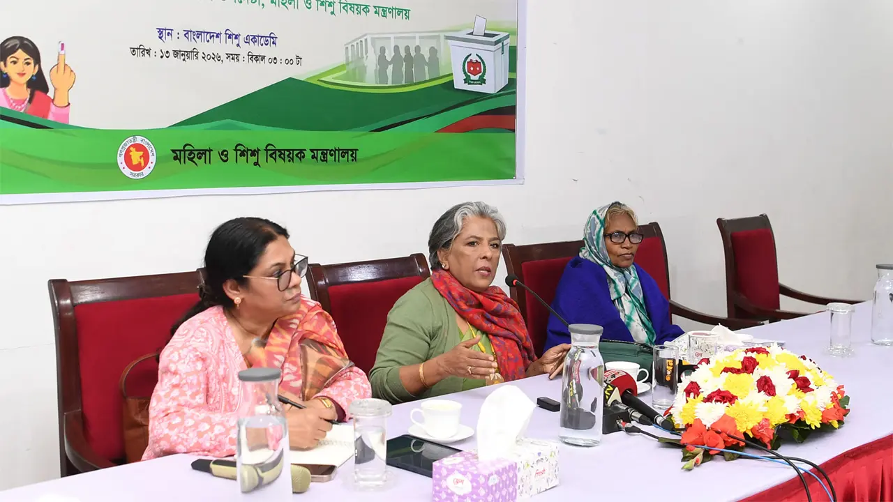 নারী প্রার্থীদের সঙ্গে উপদেষ্টা শারমীন মুরশিদের মতবিনিময়