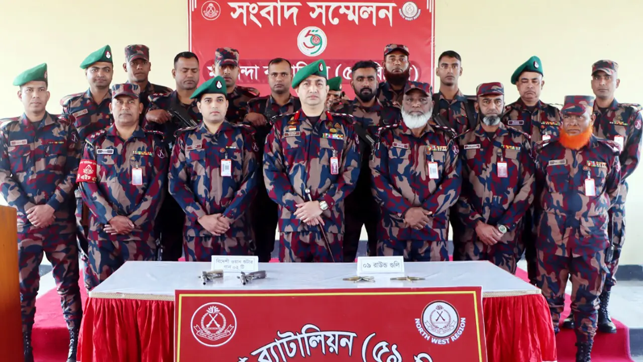 চাঁপাইনবাবগঞ্জ সীমান্তে আগ্নেয়াস্ত্র-গুলি জব্দ