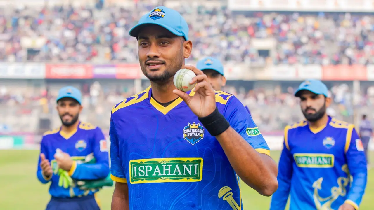 ৯ রানে ৫ উইকেট শরিফুলের, নোয়াখালীর ব্যাটিং ধস