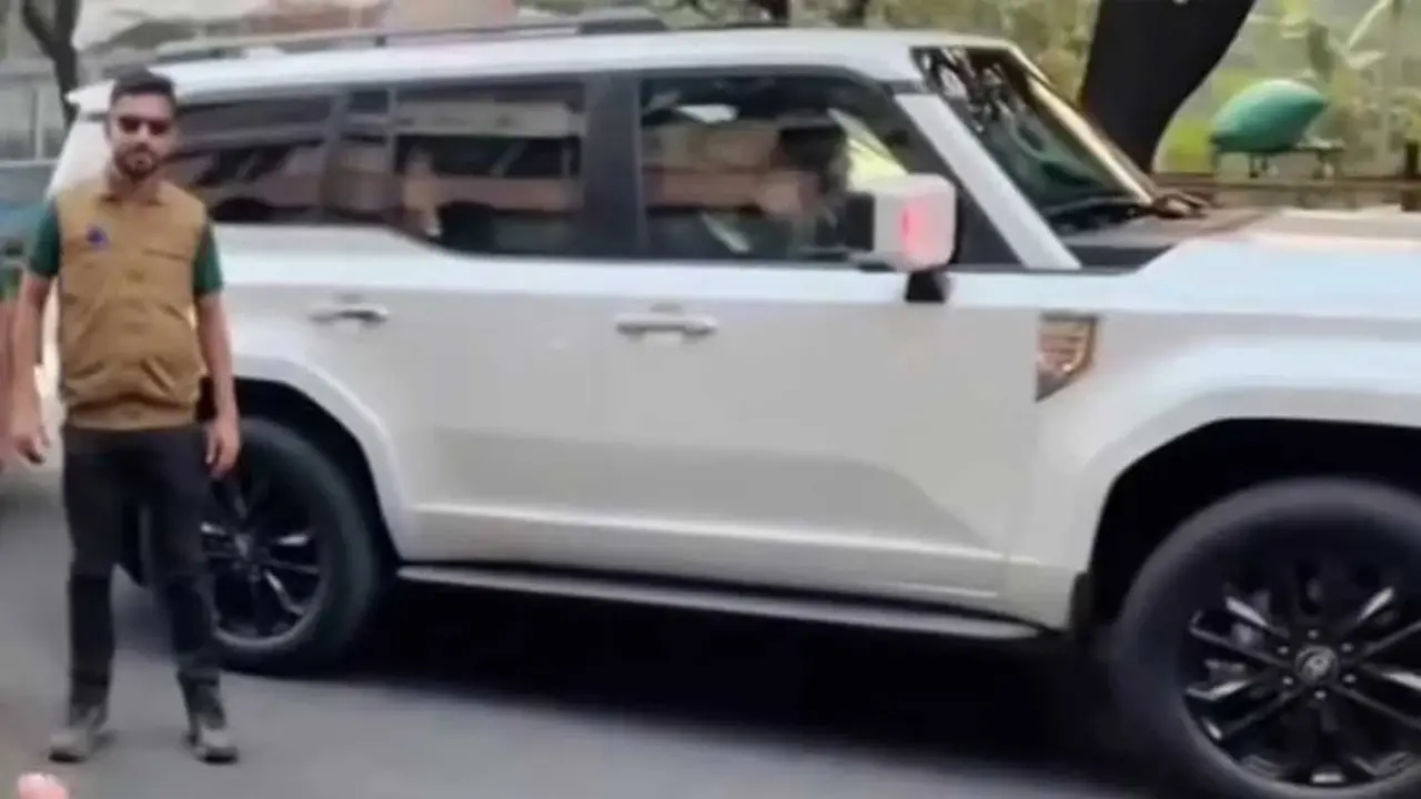 তারেক রহমানের গাড়িতে লাগানো খামটিতে কী ছিল?