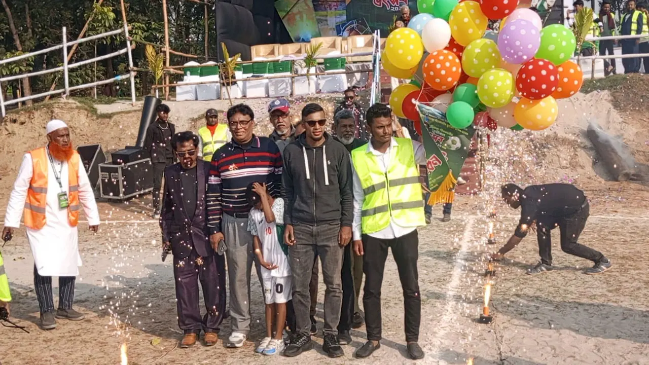মানিকগঞ্জে স্থানীয় ফুটবল টুর্নামেন্টে জামাল