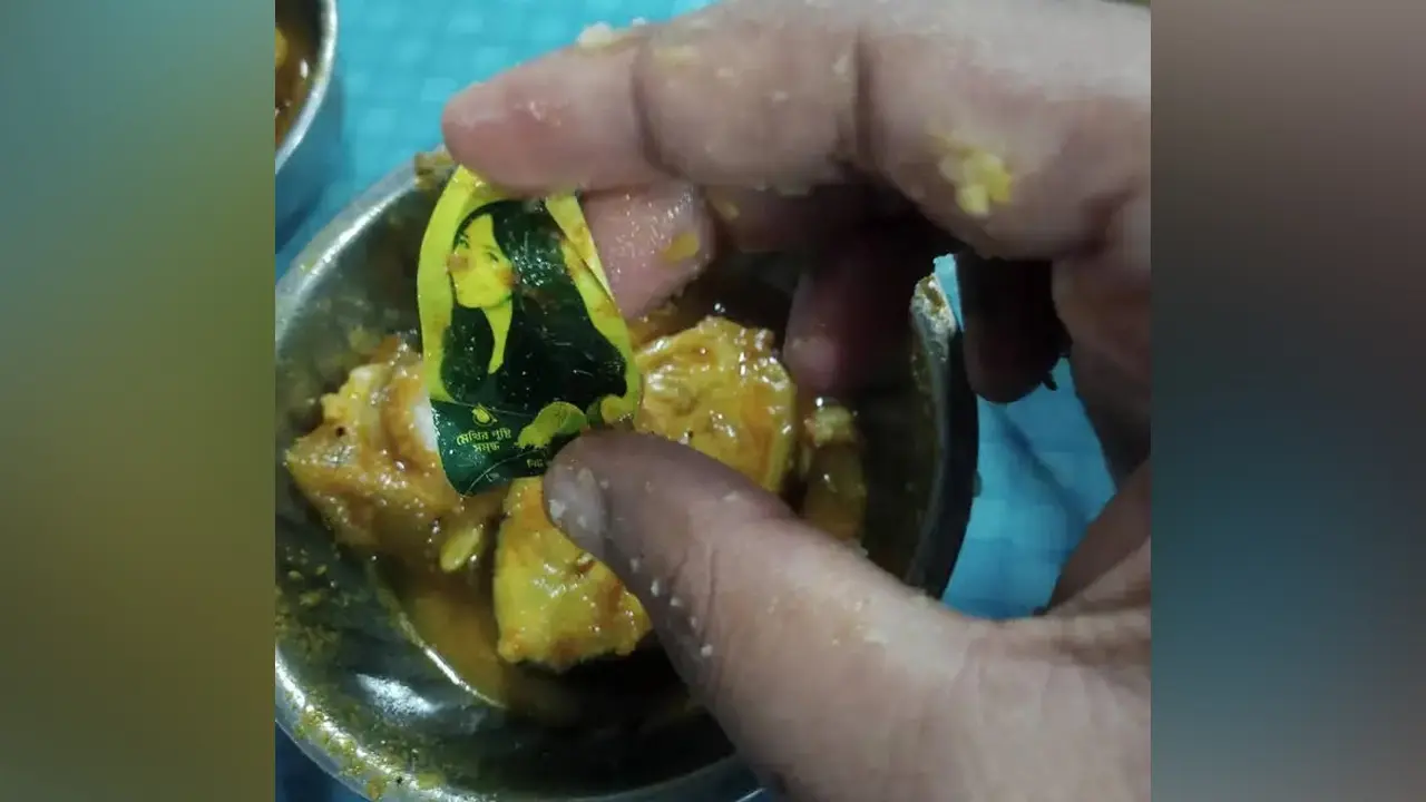 চবির হলের খাবারে মিলল নারীর ছবিযুক্ত স্টিকার