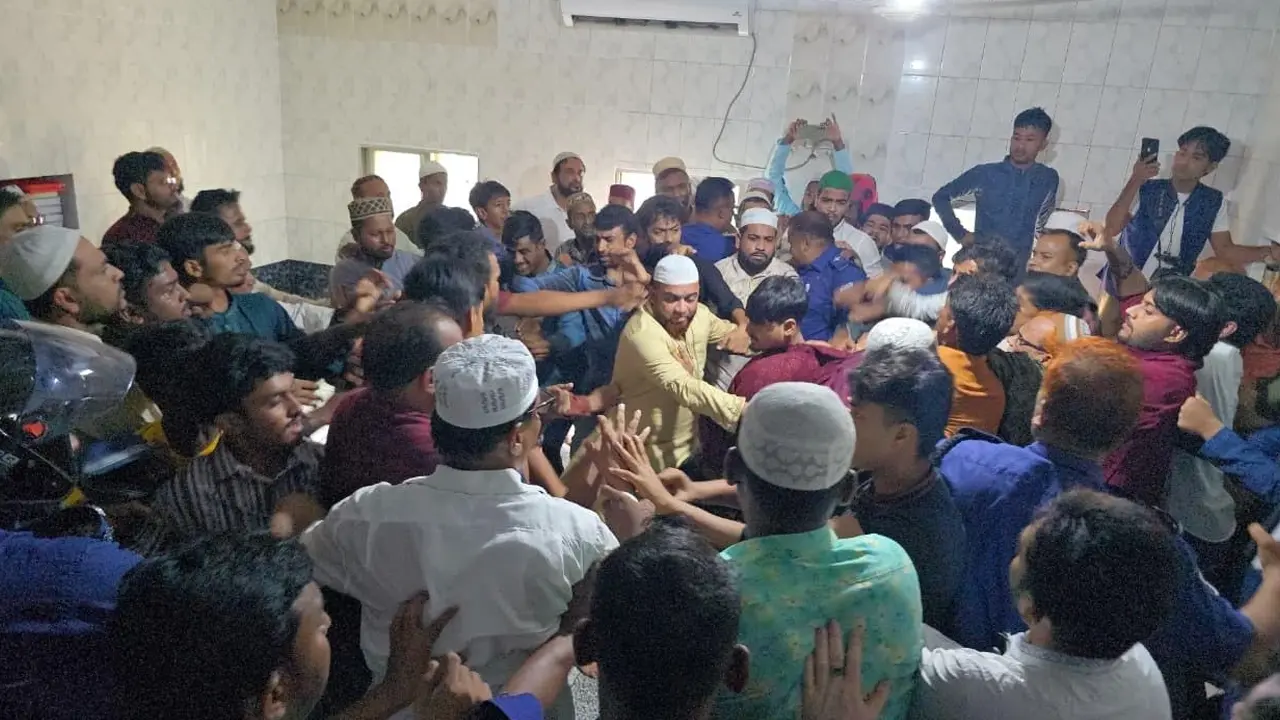 ইমামতি নিয়ে মসজিদের ভেতরে বিএনপি-জামায়াতের হাতাহাতি
